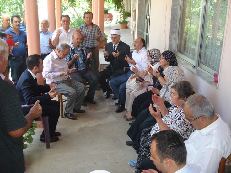 mumcu-ailesi-ziyareti.jpg mumcu-ailesi-ziyareti.jpg